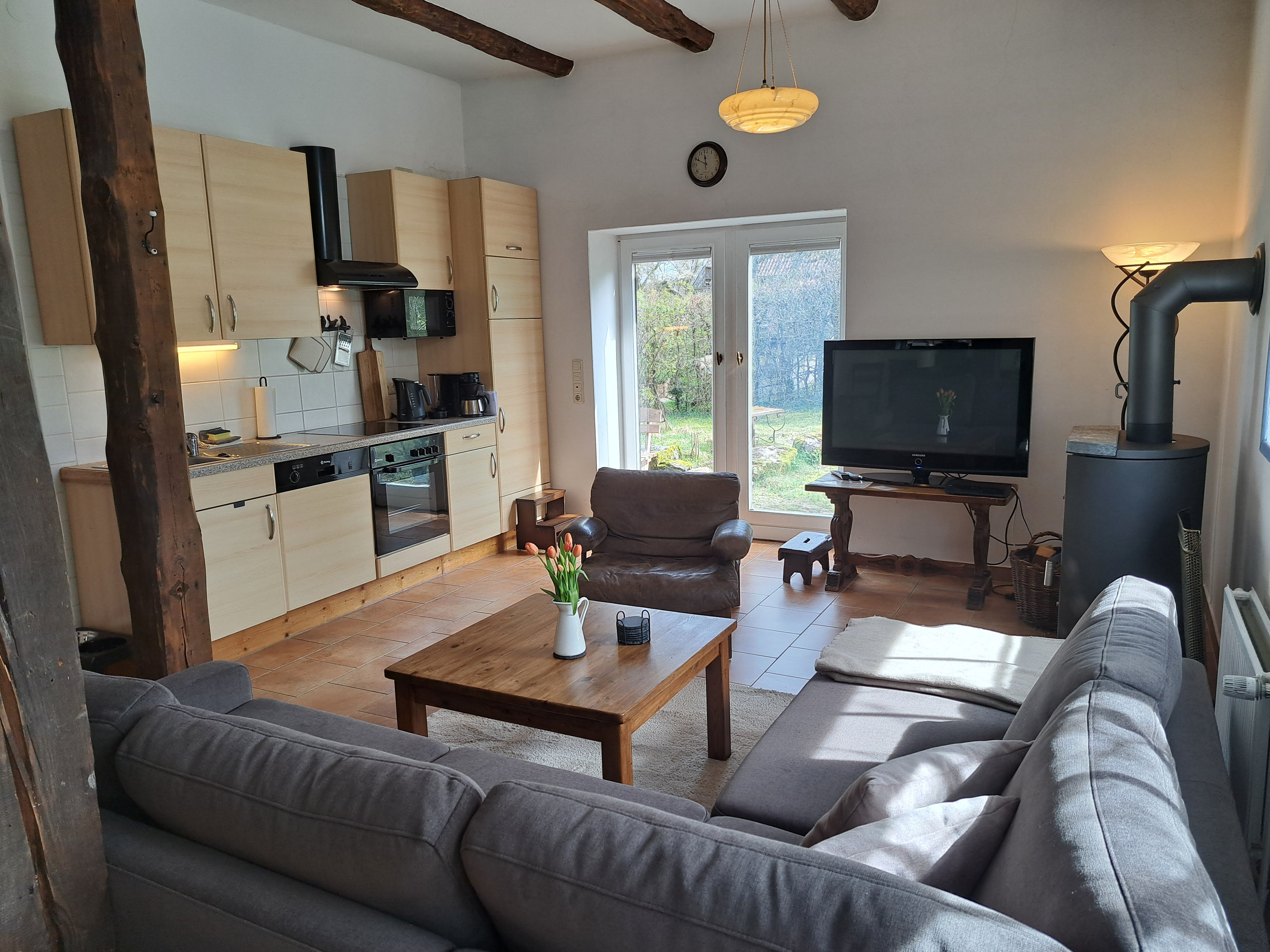 Wohnzimmer mit K&uuml;che